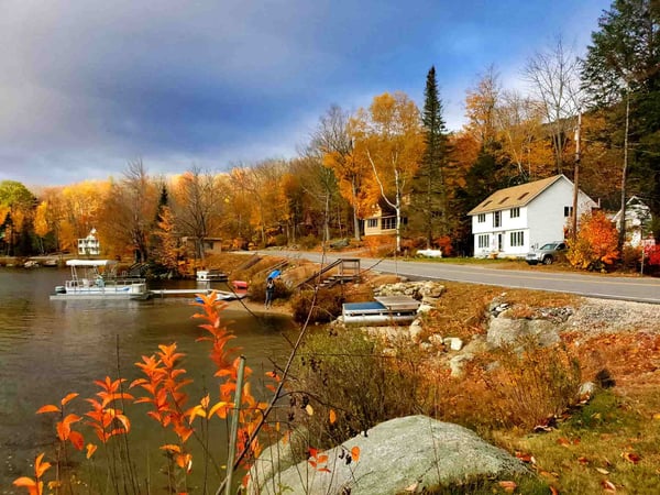fall colors off lake in exeter new hampshire-min