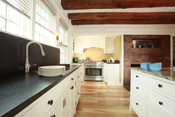 kitchen-remodel-with-white-shaker-cabinets-and-kitchen-island
