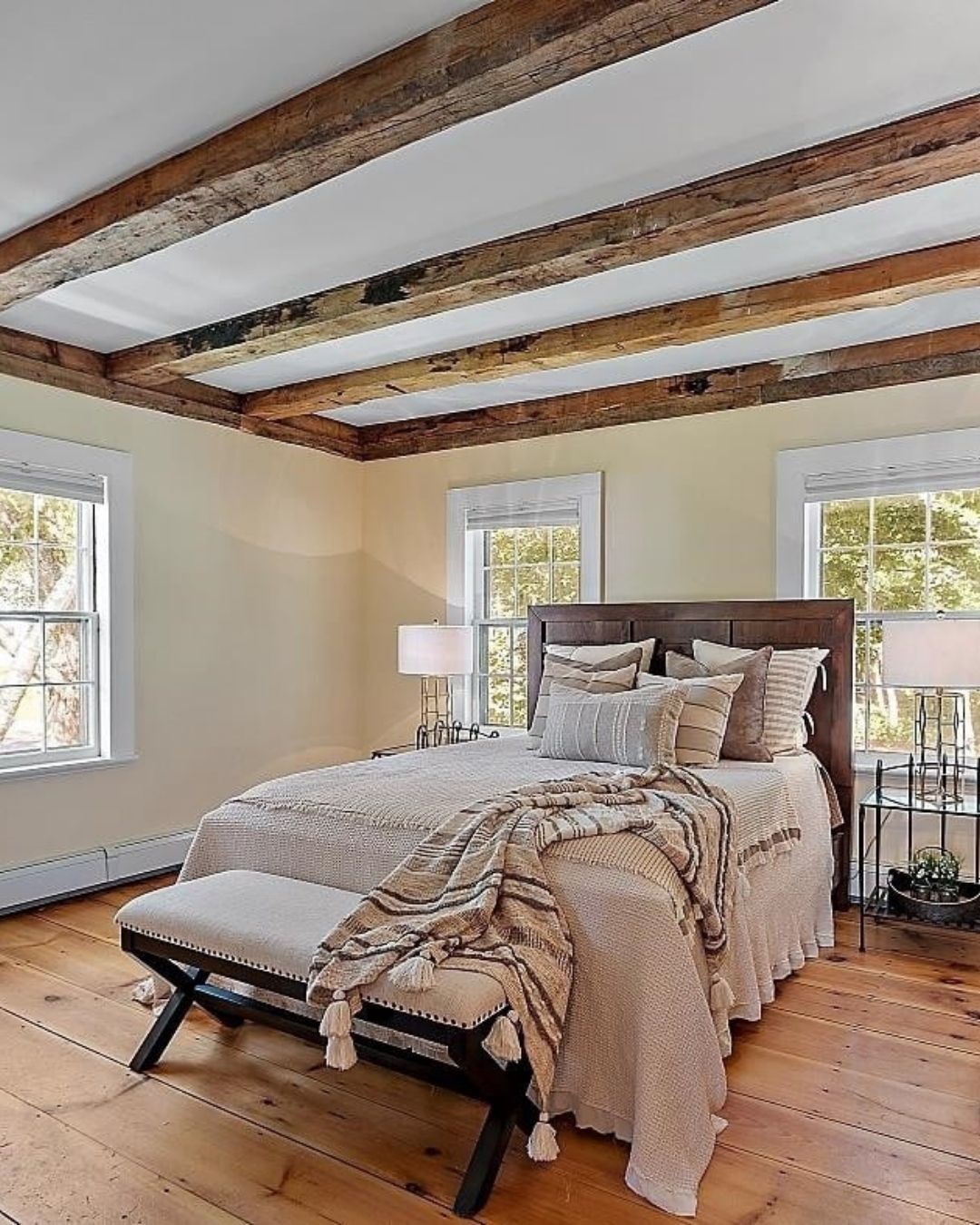Modern farmhouse style bedroom by Oxland Builders