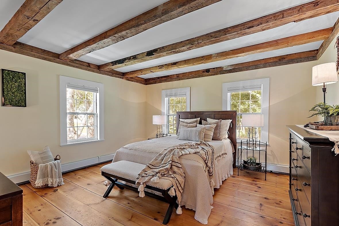 Modern farmhouse style bedroom by Oxland Builders Modern farmhouse style bedroom by Oxland Builders